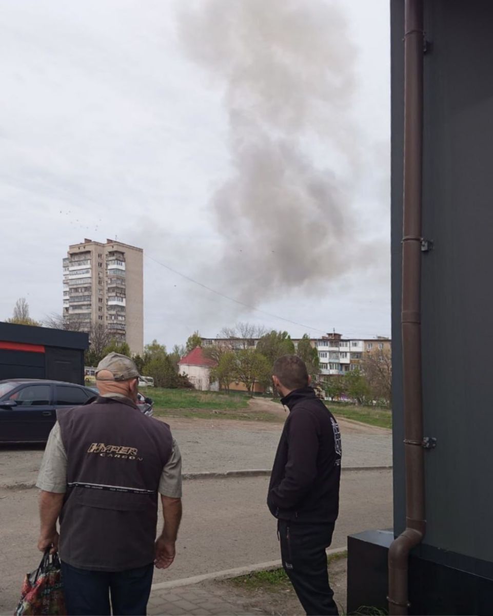 Вибухи в Бердянську. Піднімається стовп диму в районі Азовкабелю (фото)