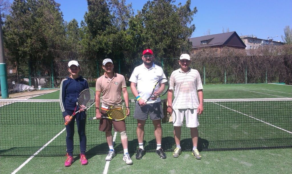 Сергей Литвак побеждает в одиночном теннисном турнире