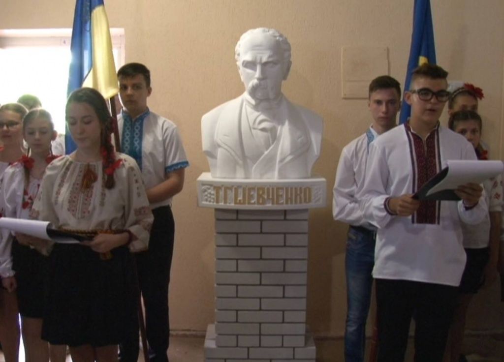 В бердянской школе торжественно открыли бюст Тараса Шевченко