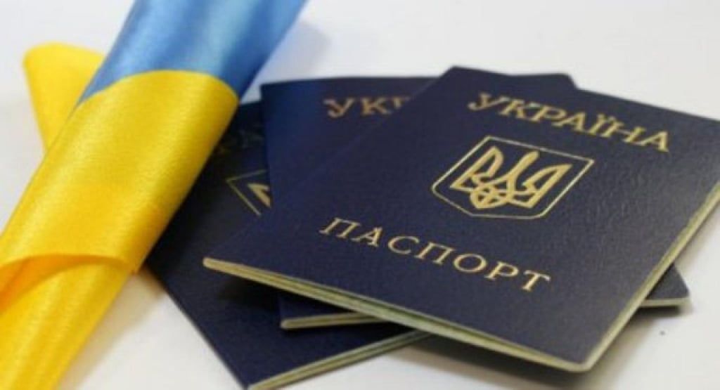 Кабмин отменил оформление внутренних паспортов-книжечек