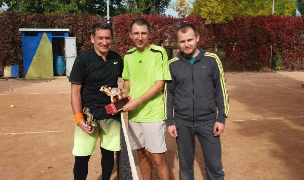 Виктор Сушко побеждает в одиночном теннисном турнире