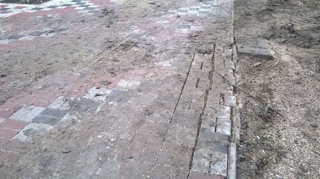 Зробити — зламати — переробити. В сквері “Героїв Небесної сотні” підрядник пошкодив вже відремонтовану ділянку тротуару