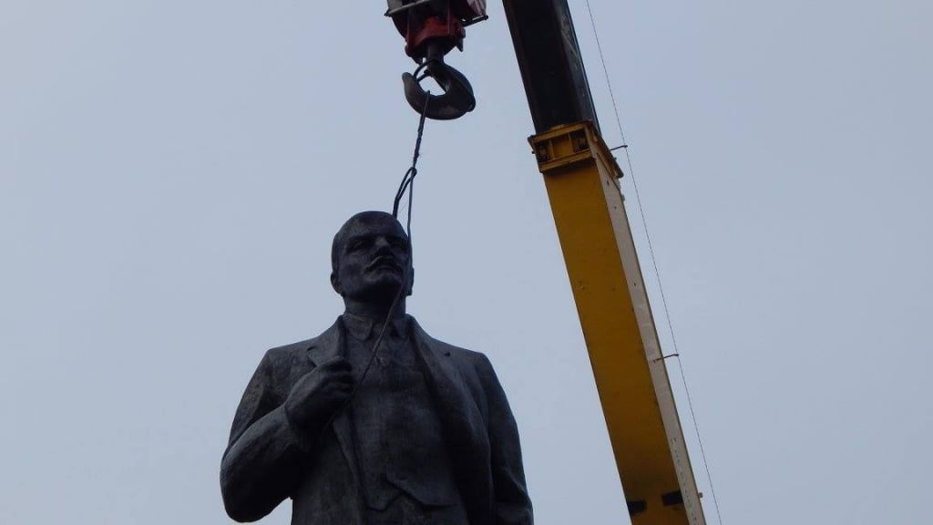 В Бердянске на АЗМОЛе демонтируют памятник Ленину
