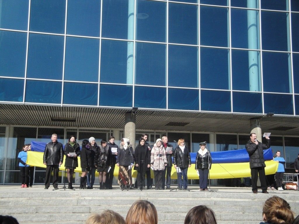 В Бердянске «Шевченковские дни» и первое исполнение Государственного Гимна Украины отметили флэш-мобом и митингом