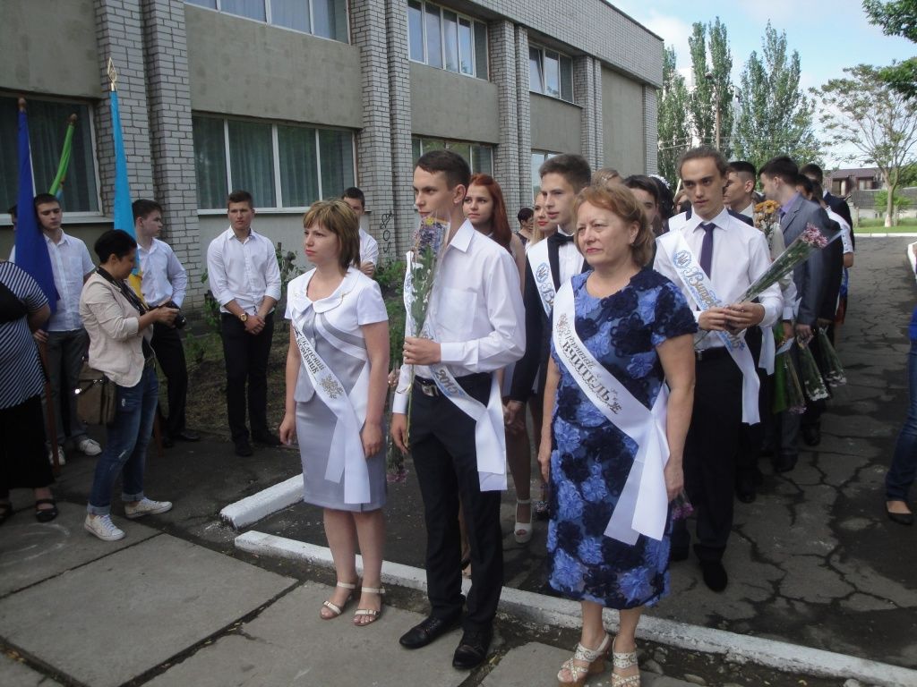 Последний звонок в Бердянске прозвенел для 494 выпускников