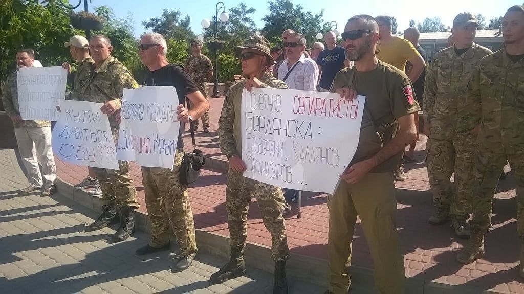 Мітинг під мерією: громадськість вимагає позбавити Володимира Безверхого звання «Почесного громадянина міста»