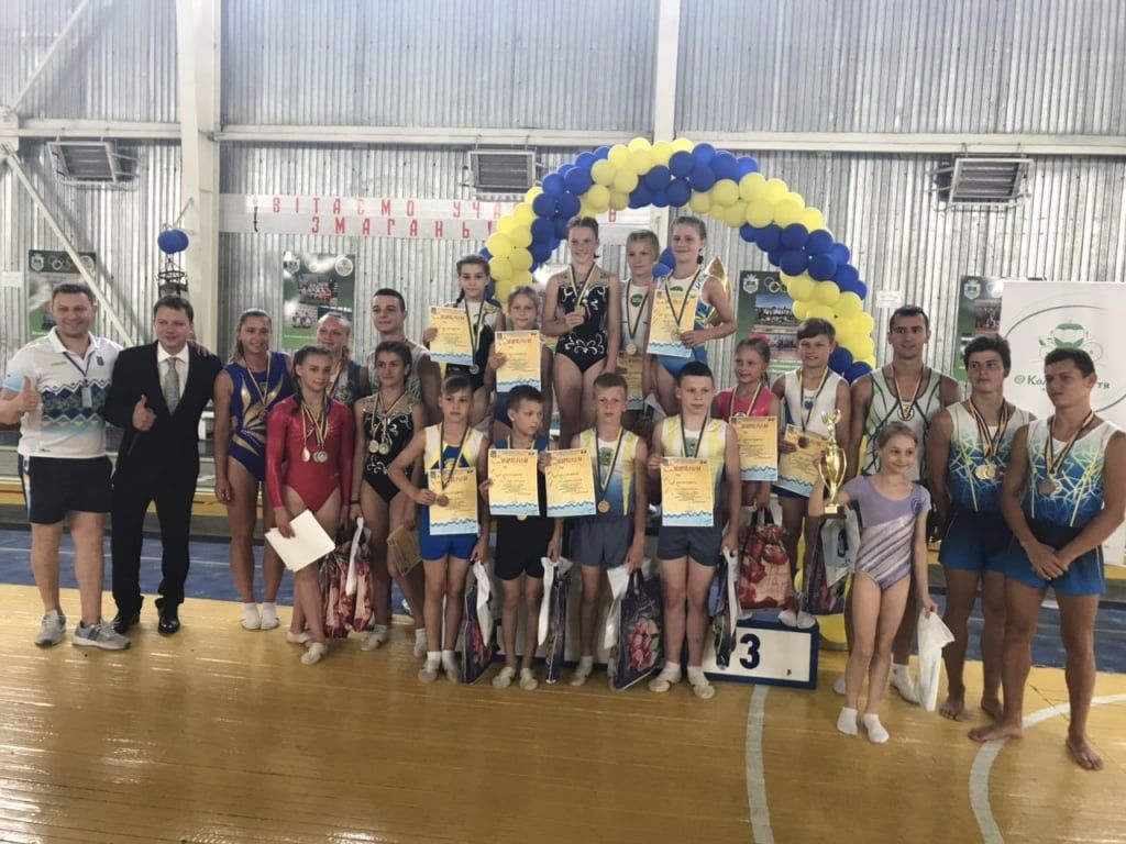 Бердянские акробаты успешно завершили сезон на чемпионате в Геническе