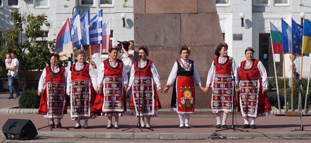 Нац. меншини Бердянська в День міста презентували свою культуру