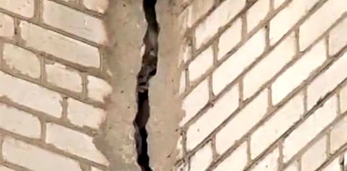 Аварийная многоэтажка по Мелитопольскому 89-а продолжает разрушаться