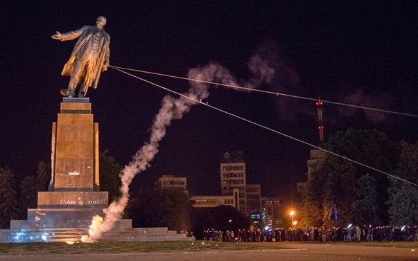 В Харькове у снесенного памятника Ленину произошли столкновения (ВИДЕО)