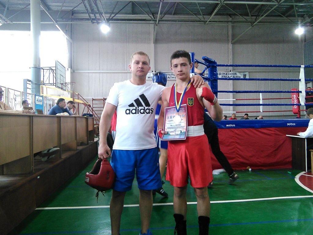 Никита Алистратов завоевал серебро на юниорском чемпионате Украины по боксу