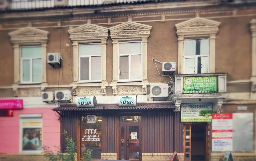 В будівлі колишнього Грецького консульства магазин пива змінив фасад
