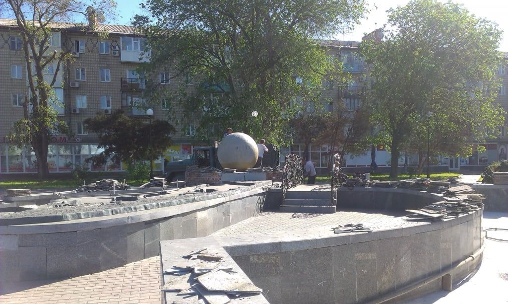На улице Горького начали восстанавливать дамбу и фонтан "Бердянская коса"