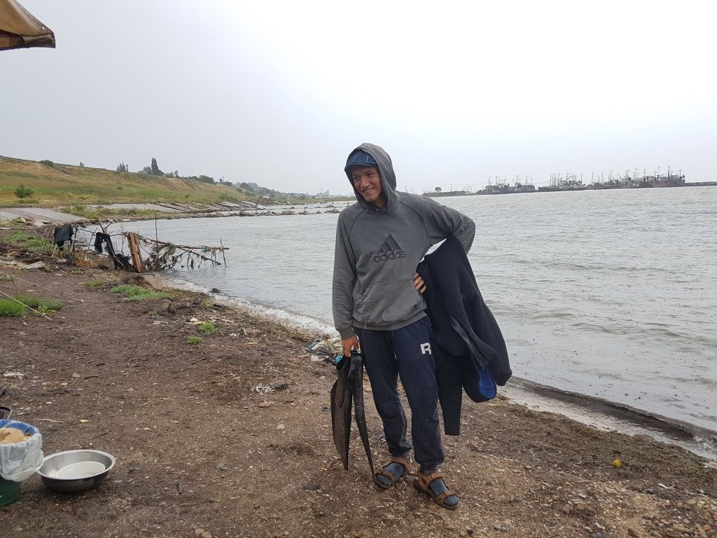 В Бердянську двоє чоловіків врятували хлопця, що купався вночі під час шторму