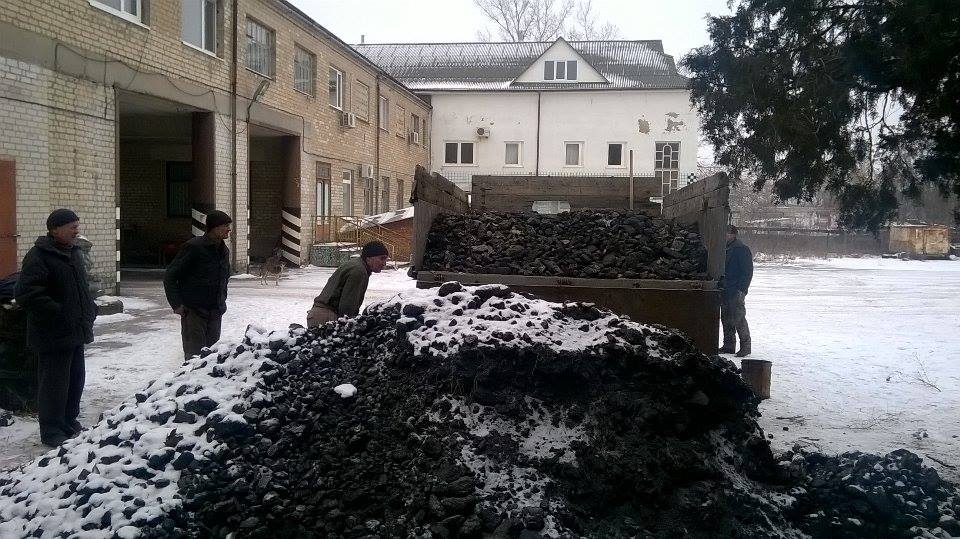 В канун Рождества бердянские волонтеры развезли уголь по блок постам города и района