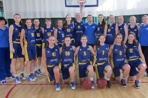 Вероника Космач и Елена Попова в составе кадетской сборной Украины по баскетболу сегодня стартуют на чемпионате Европы