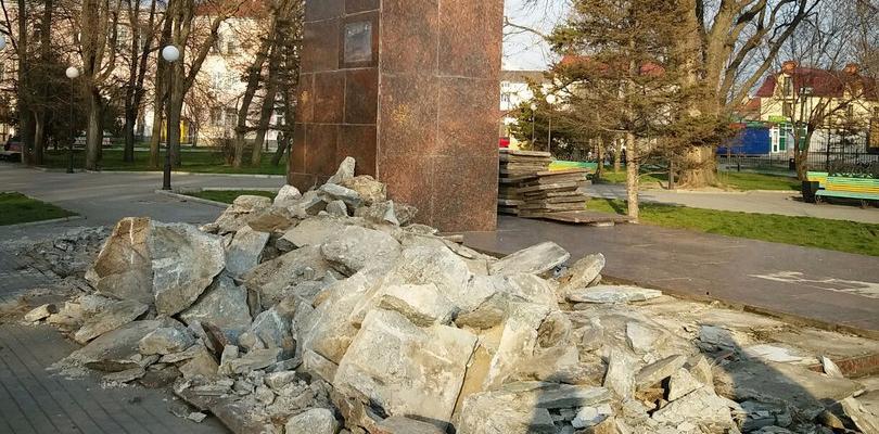 Демонтаж постамента бывшего памятника Ленину идет тяжелее, чем казалось изначально