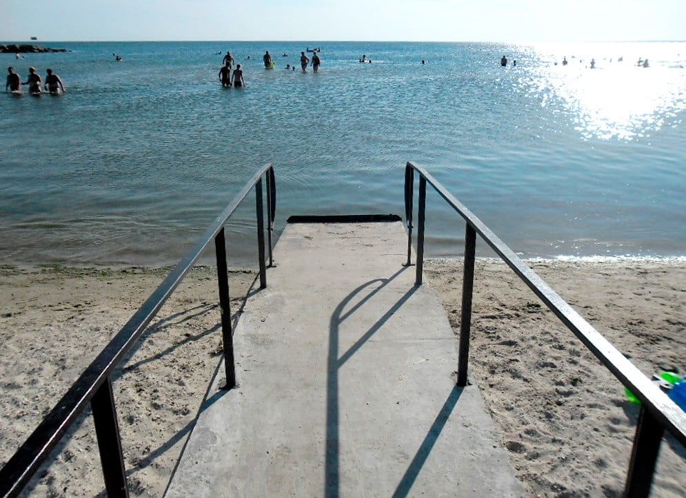 На АКЗ появился первый в Бердянске пляж, адаптированный для отдыха инвалидов