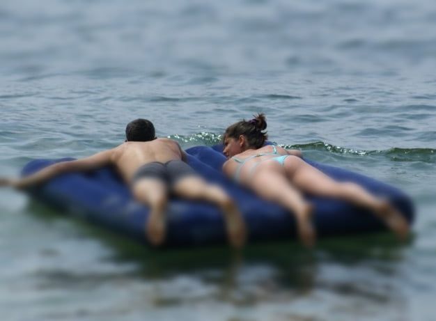 Молодую пару, отдыхавшую на Бердянской косе, унесло в море на матрасе
