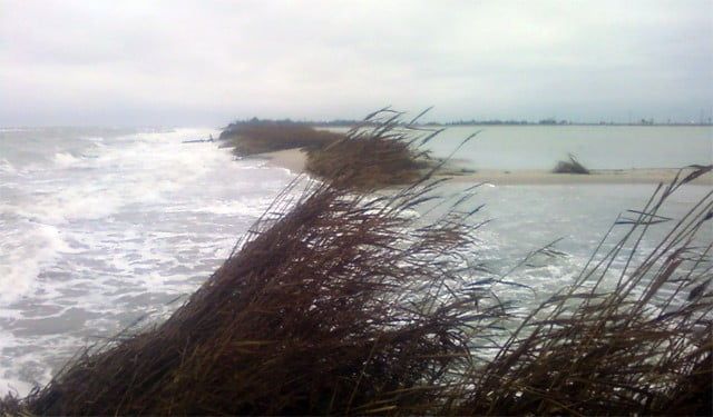 Ежегодно в селе Новопетровка Бердянского района под воду уходит от 2 до 5 метров суши.