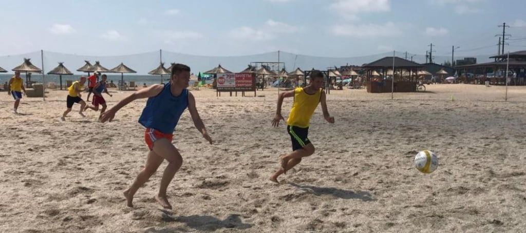 «АКЗ-Нагорный» лидирует после первого круга чемпионата Бердянска по пляжному футболу