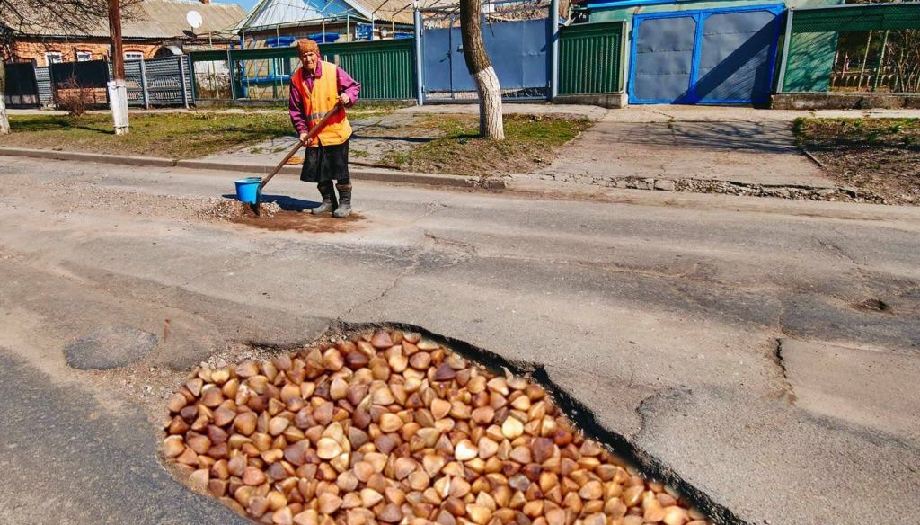 В сети набирает популярность бабушка, ремонтирующая дороги в Бердянске