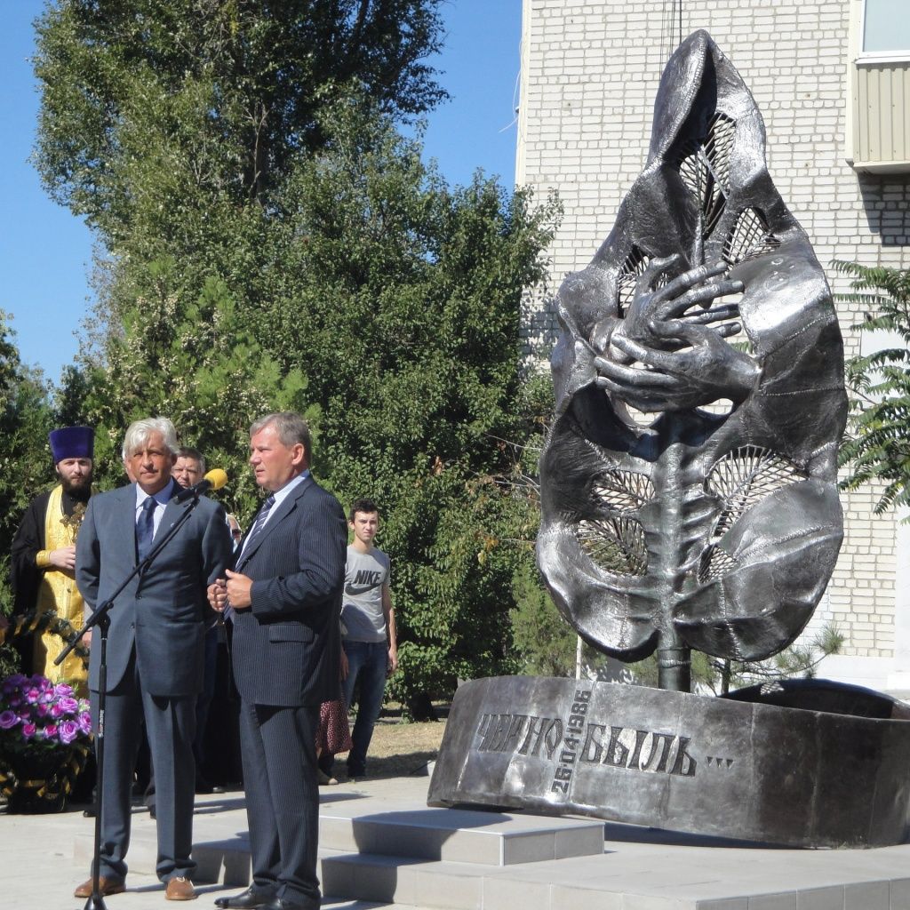 В Бердянске открыли реконструированный памятник чернобыльцам