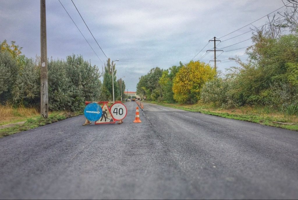 В Бердянске ударными темпами ремонтируют дорогу на Косу