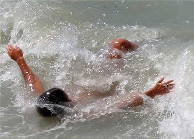На Центральном пляже Бердянска спасатели вытащили из воды женщину