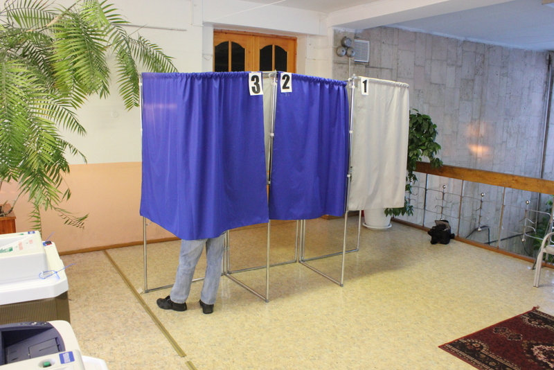Фотокнига за участь у виборах. Як окупанти купують голоси за путіна?
