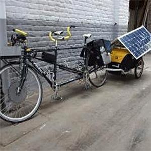 Бердянск посетил интернациональный экипаж на велотандеме с солнечными батареями