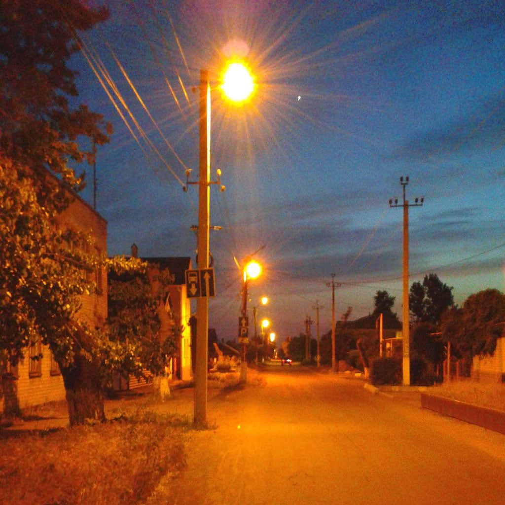 С 1 июля уличное освещение в Бердянске будет работать до полуночи