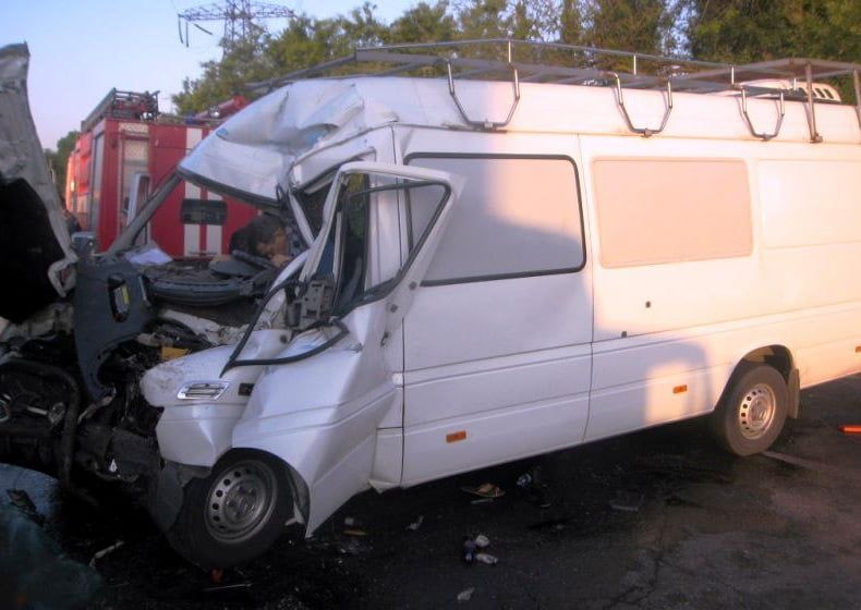 Микроавтобус из Бердянска попал в трагическое ДТП под Одессой, есть погибшие и раненные (фото и видео)