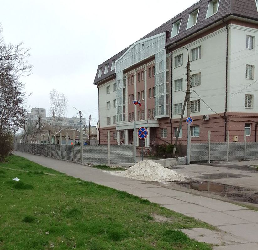 Окупанти в Бердянську обнесли парканом будинок міського суду