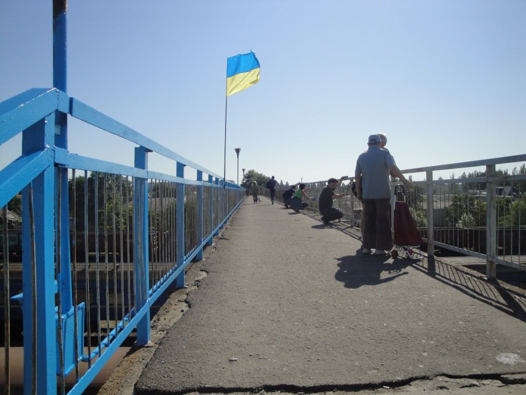 Бердянские патриоты благоустроили пешеходный мост в районе ж/д вокзала
