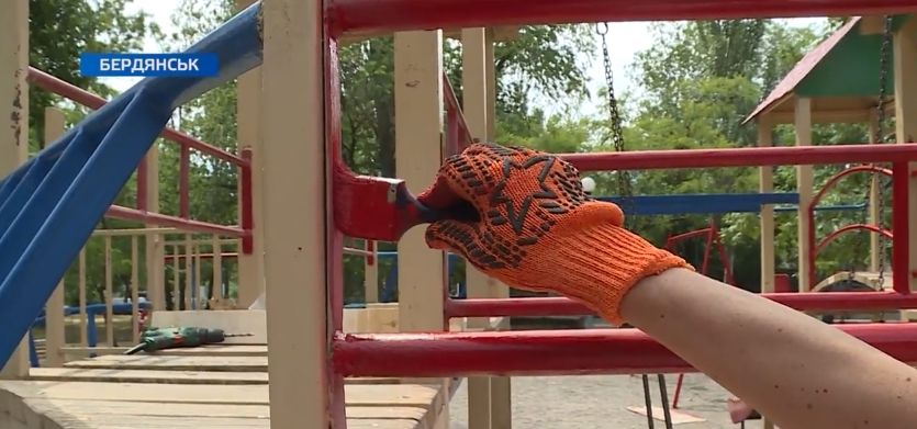 У Бердянську троє місцевих жителів вирішили відремонтувати дитячий майданчик самостійно