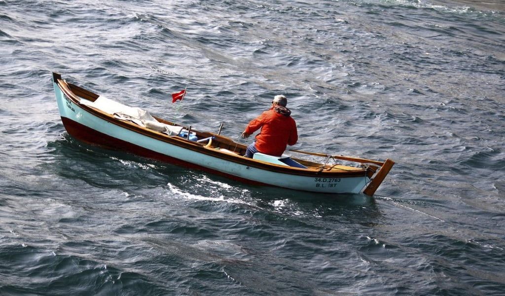 Пенсионер в шторм вышел в море порыбачить и чуть не утонул