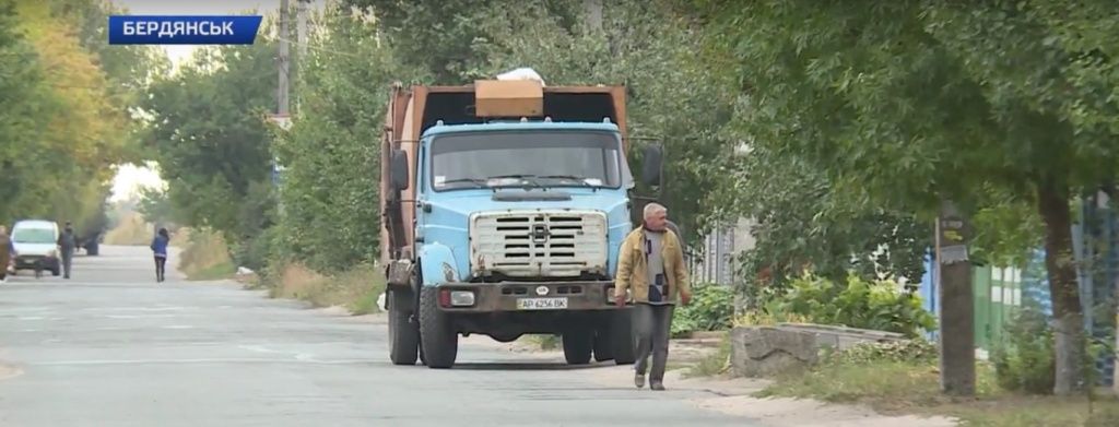 Будні бердянських комунальників, які прибирають сміття