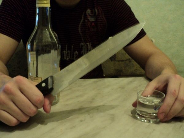 Алкогольные посиделки в районе «Азовкабеля» закончились поножовщиной 