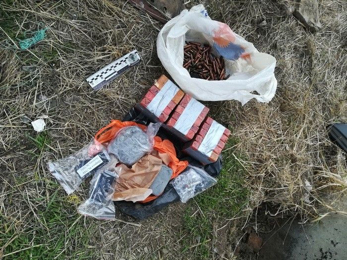 У Бердянському районі СБУ виявила дві схованки з вибухівкою та гранатами
