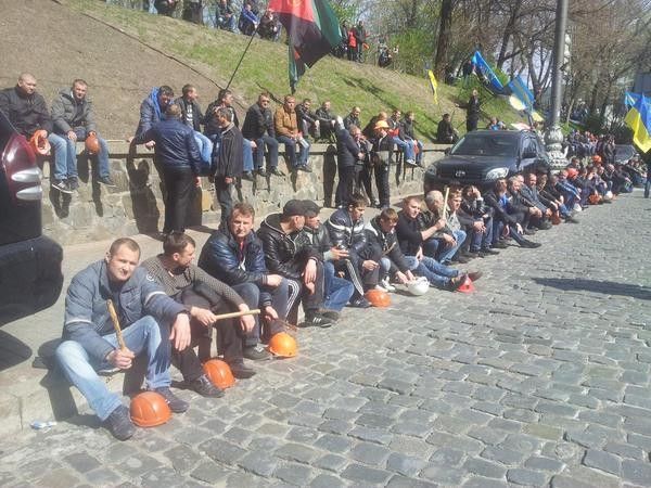 СБУ допрашивает менеджеров Ахметова по делу о проплаченных "шахтерских протестах"