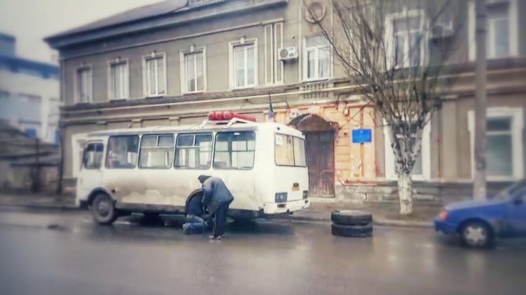 В Бердянске у маршрутки во время движения отпало колесо