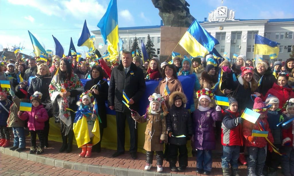 Перед мэрией состоялся патриотический флешмоб: педколлективы и воспитанники бердянских детсадов исполнили гимн Украины
