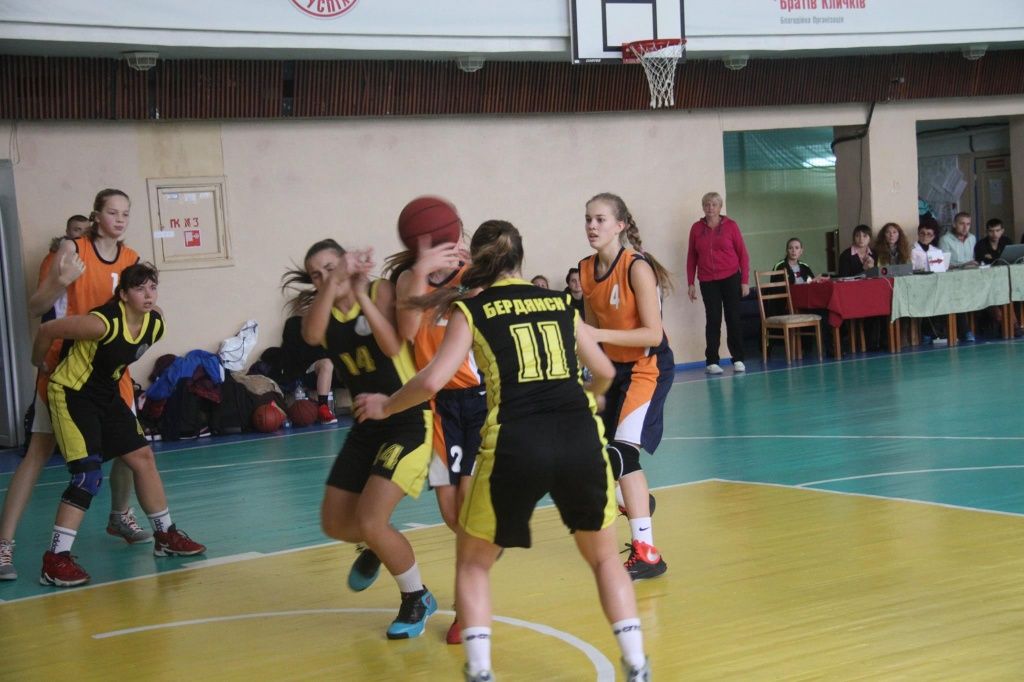 Бердянские баскетболистки U-16 выдали победный тур в Киеве