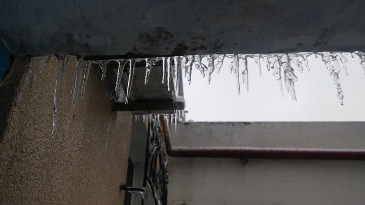 Лед, сорвавшийся с крыши в центре Бердянска, едва не травмировал ребенка