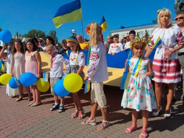 Вышиванки и национальная символика в Бердянске на День города