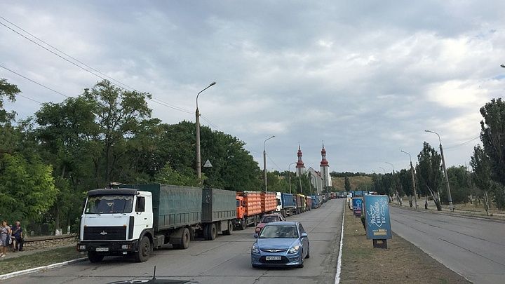 В Бердянске водители грузовиков обходят весовые комплексы