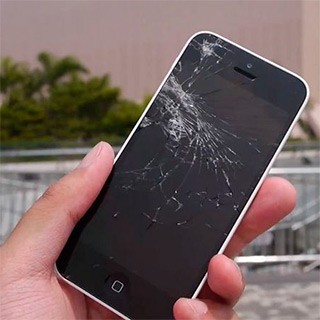 iPhone с разбитым стеклом