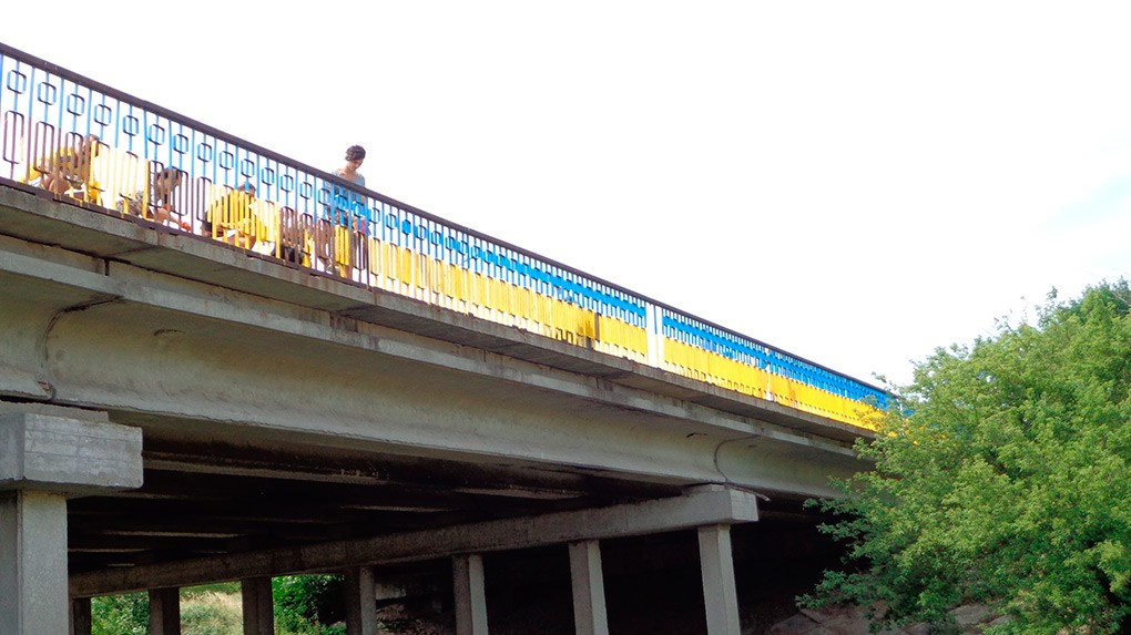 Покрасили перила на мосту в Бердянске