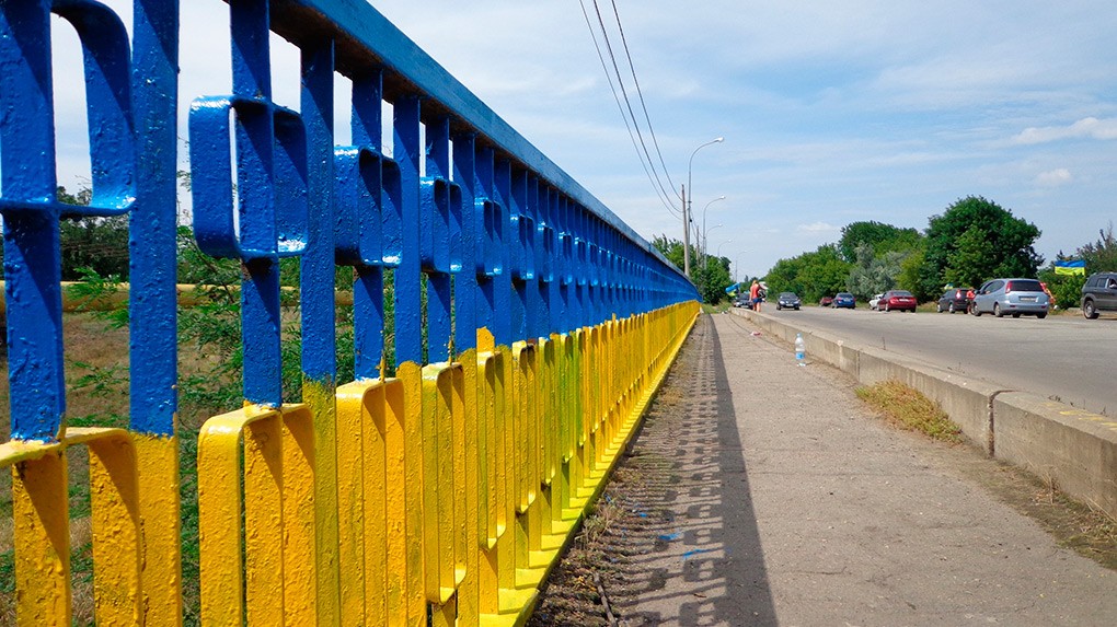 Покрасили перила на мосту в Бердянске